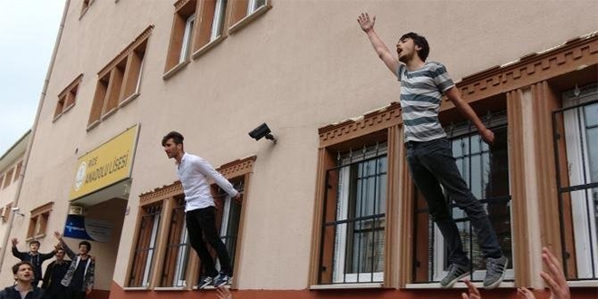 Okullar� kapat�lacak liselilerden sessiz oturma eylemi