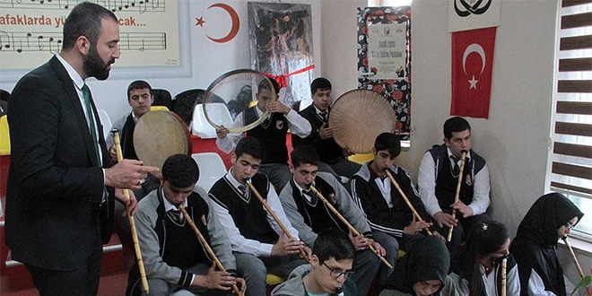Liselilerin 'tasavvuf müziği korosu' ilgi görüyor