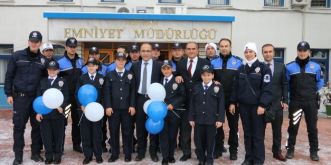 Engelli çocuklar bir günlüğüne polis oldu