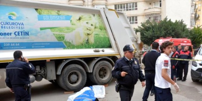 Kocaeli'de otomobil çöp kamyonuna çarptı: 2 yaralı