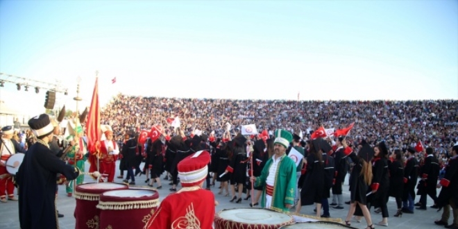 SDÜ'den mezun öğrencilerden mehteranlı geçiş
