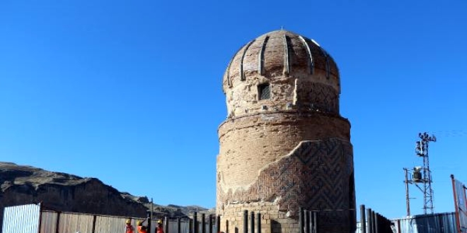Tarihi Zeynel Bey Türbesi'nin taşınma işlemi başladı
