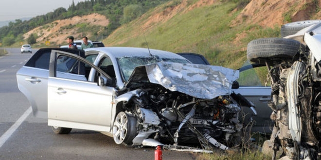 Kocaeli'de trafik kazas: 2 l, 1 yaral