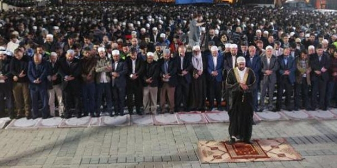 Ayasofya Meydanı'nda 'Fetih Namazı' kılındı