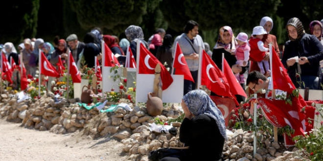 Soma'da Madenci Şehitliği, erken saatlerde ziyaretçi akınına uğradı