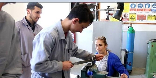 Engelli Özlem öğretmen: Öğretmen de oluyor, idareci de