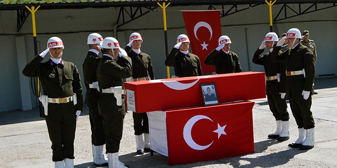 Şehit astsubay Hüseyin Işık'ın baba evine ateş düştü