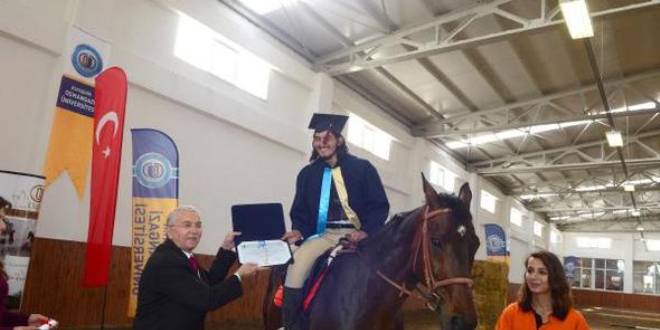 Atçılık MYO öğrencileri diplomalarını at üstünde aldı