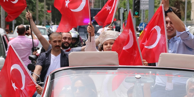 Şehit oğlunun sünnet düğününe binlerce kişi katıldı