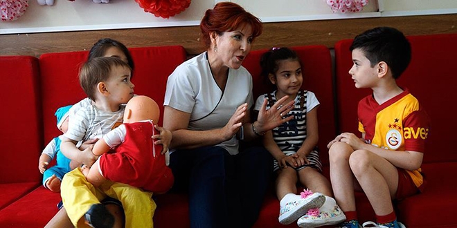 Doğumlarına tanıklık ettiği çocukların 'cici annesi'