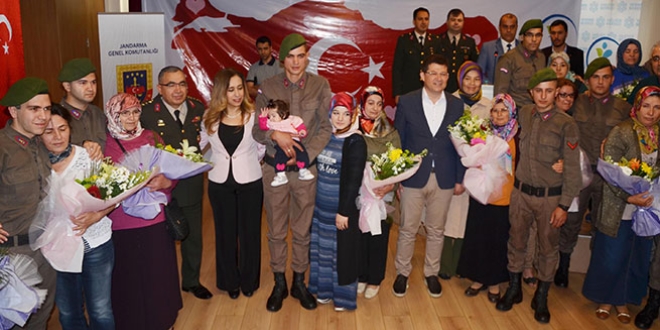 Denizli'de 10 Askere anneler günü sürprizi