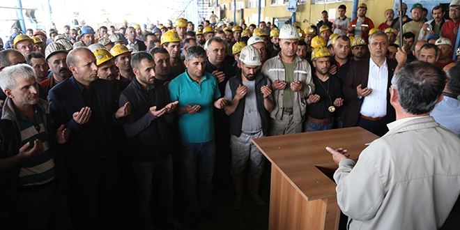 Madenciler, şehit meslektaşları için dua etti