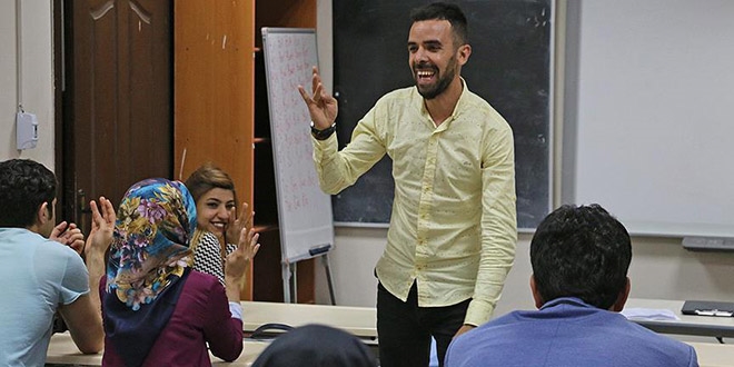 Kuzeni i�in ��rendi�i i�aret dili mesle�i oldu