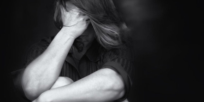 K�z�na siper oldu, 3 kur�unla ya��yor