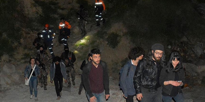 Piknik dönüşü dağda mahsur kalan öğrenciler kurtarıldı
