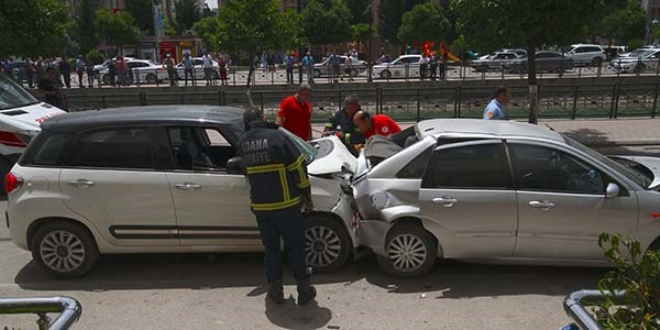 Adana'da trafik kazası: 3'ü çocuk, 9 yaralı