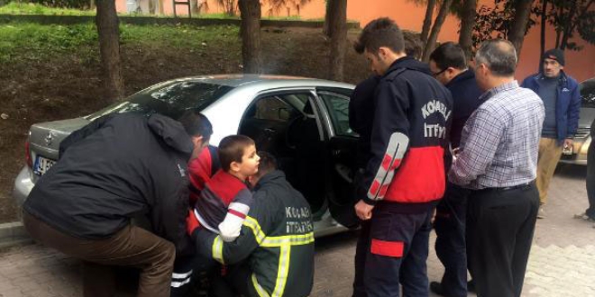 Otomobilde mahsur kalan �ocu�u itfaiye ekipleri kurtard�
