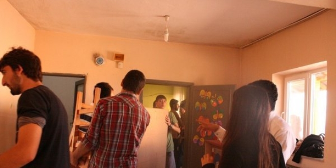 �niversite ��rencileri, ilkokul ve ana s�n�f�n� yeniledi