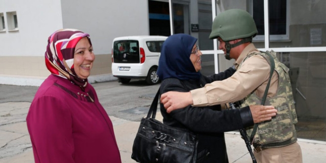 Mehmetçiğe Anneler Günü sürprizi