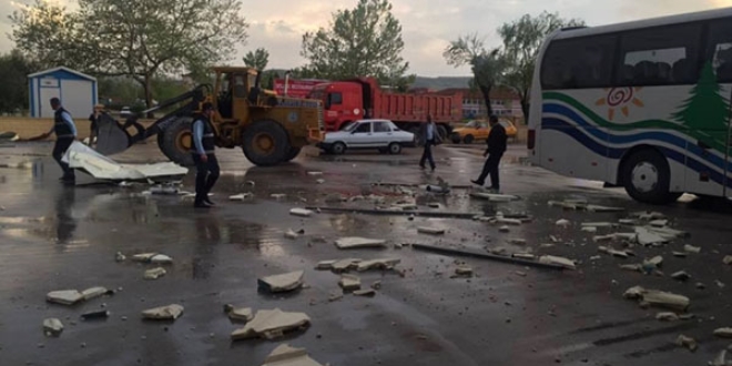 Tokat'ta �iddetli r�zgar �at�lar� u�urdu: 5 yaral�