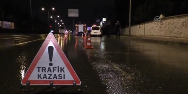 �zmir'de trafik kazas�: 4 �l�