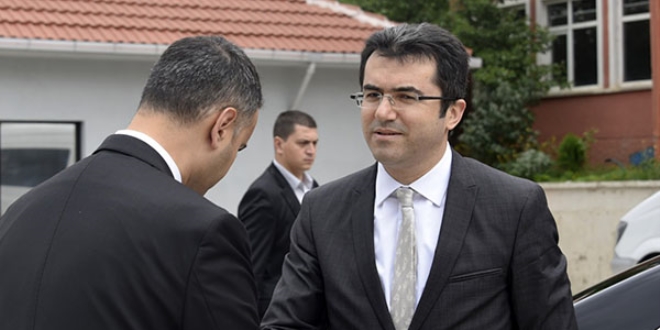 Vali Memi�, yaralanan askerin ailesini ziyaret etti