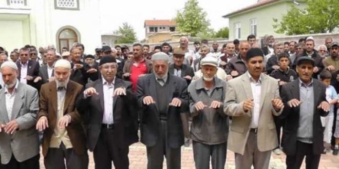 Ankaral� tur�ucular ya�mur duas�na ��kt�