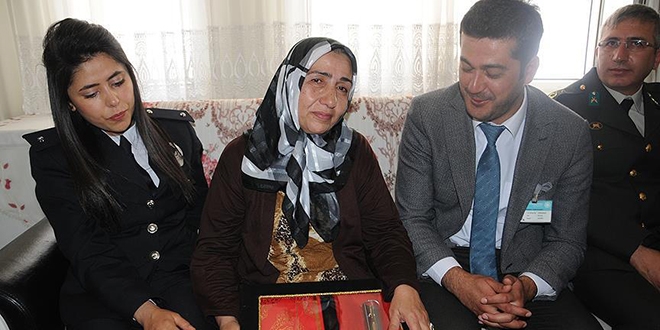 �ehit annelerine Kur'an ve T�rk bayra�� hediye edildi