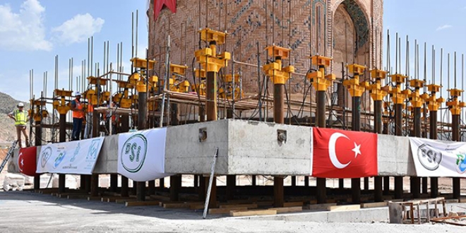 Tarihi Zeynel Bey Türbesi yeni yerine alındı