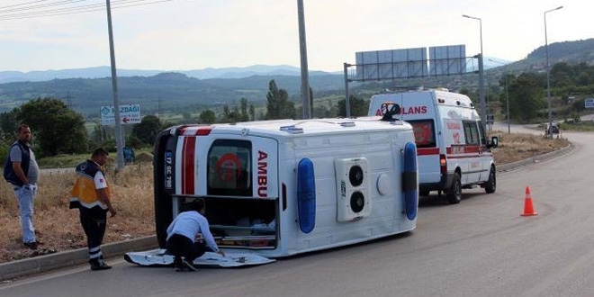 Çanakkale'ye hasta nakli yapan ambulans devrildi