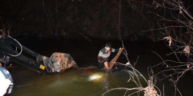 Hakkari'de araç dereye yuvarlandı: 3 yaralı, 1 kayıp