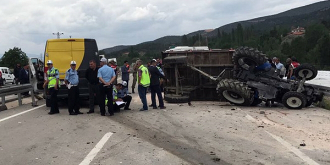 Trakt�r ile minib�s �arp��t�: 1 �l�, 3 yaral�