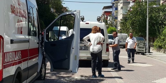 Emekli polis memuru evinin merdivenlerinde �l� bulundu