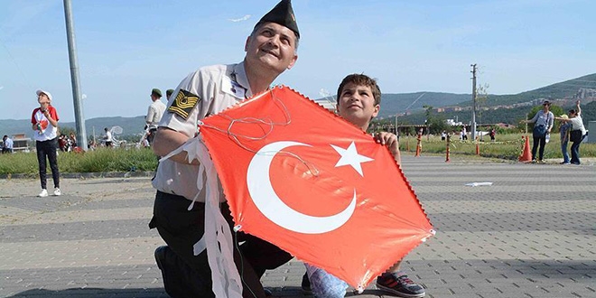 Mehmetçikler şenlikte uçurtma uçurdu