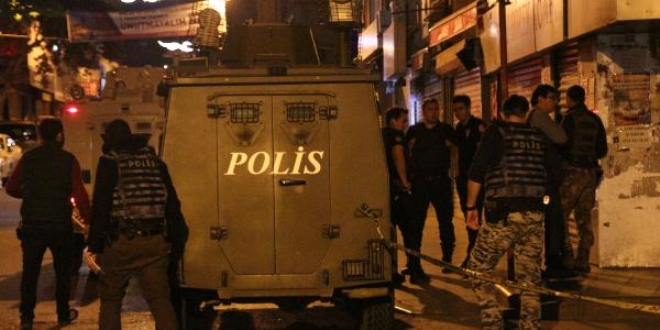 Beyoğlu'nda zırhlı polis aracına ateş açıldı