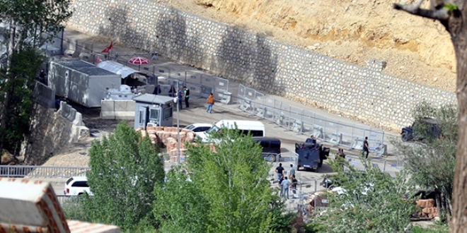 Polis noktasına saldırı düzenlemek isteyen terörist öldürüldü