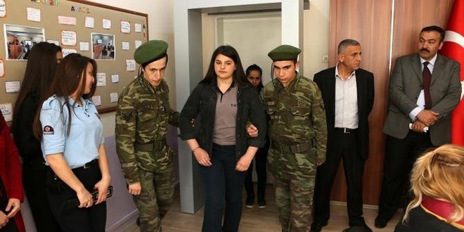 ��rencilerine mahkeme salonunda uygulamal� e�itim