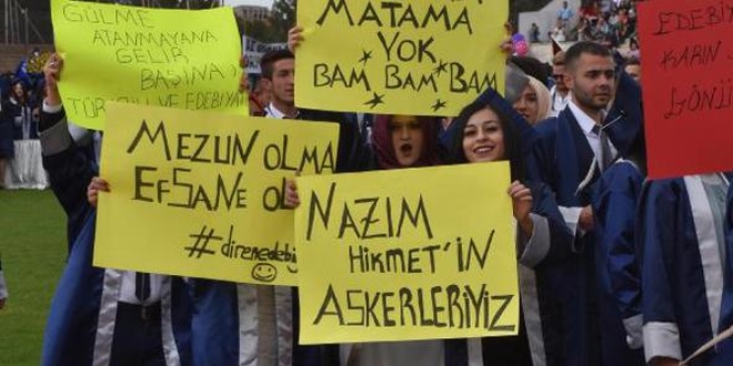U�ak �niversitesi'nde mezuniyet co�kusu