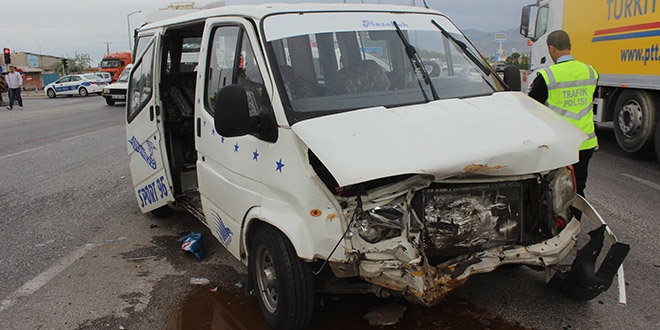 Konya'da otomobil ile minib�s �arp��t�: 8 yaral�