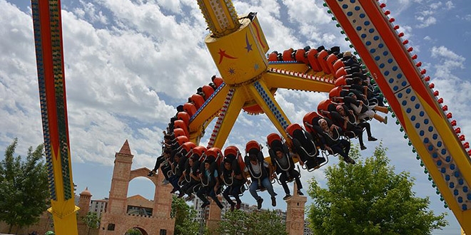 Kayyum atanan belediyeden çocuklara lunapark süprizi
