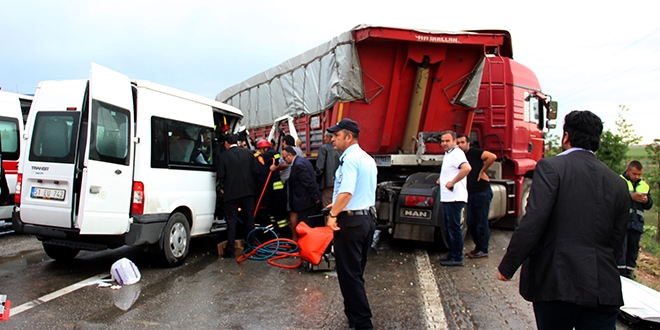 Konya'da minibüs tırla çarpıştı: 11 yaralı