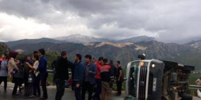 Isparta'da kamyon ile minib�s �arp��t�: 1 �l�, 22 yaral�