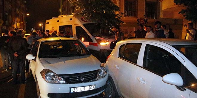 Elaz��'da ambulans ile otomobil �arp��t�: 2 yaral�