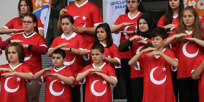 �stiklal Mar��'n� i�aret diliyle s�ylediler