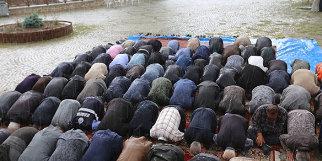 Duas�n� yaparken ya�mura yakaland�lar