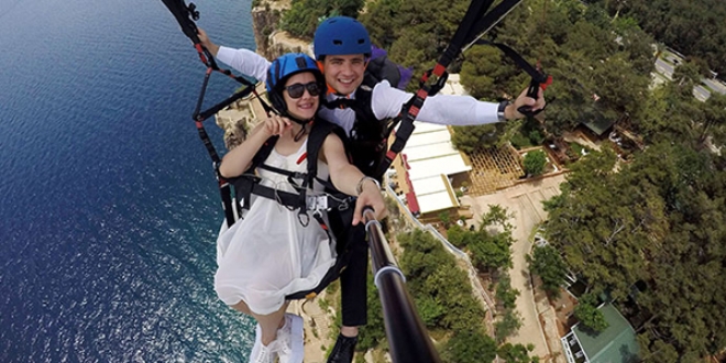 Gelin ve damat mutlulu�a u�tu