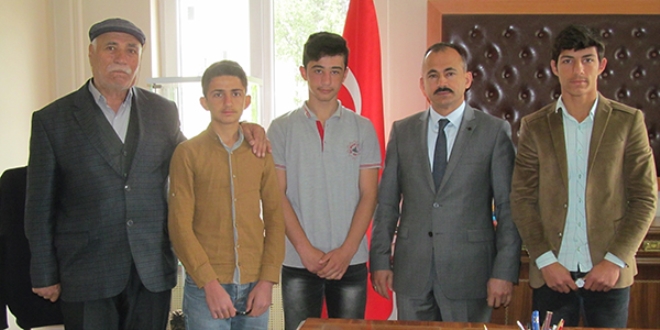 Buldukları parayı sahibine ulaştıran öğrenciler ödüllendirildi
