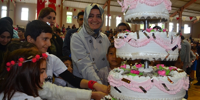 Bakan Kaya, kimsesiz çocuklarla bir araya geldi