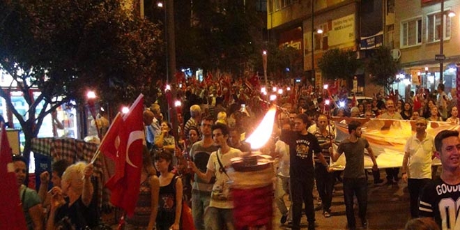 Fener alayında 400 metrelik Türk bayrağı açıldı