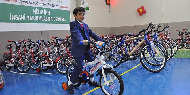 Yetim �ocuklar�n bisiklet sevinci